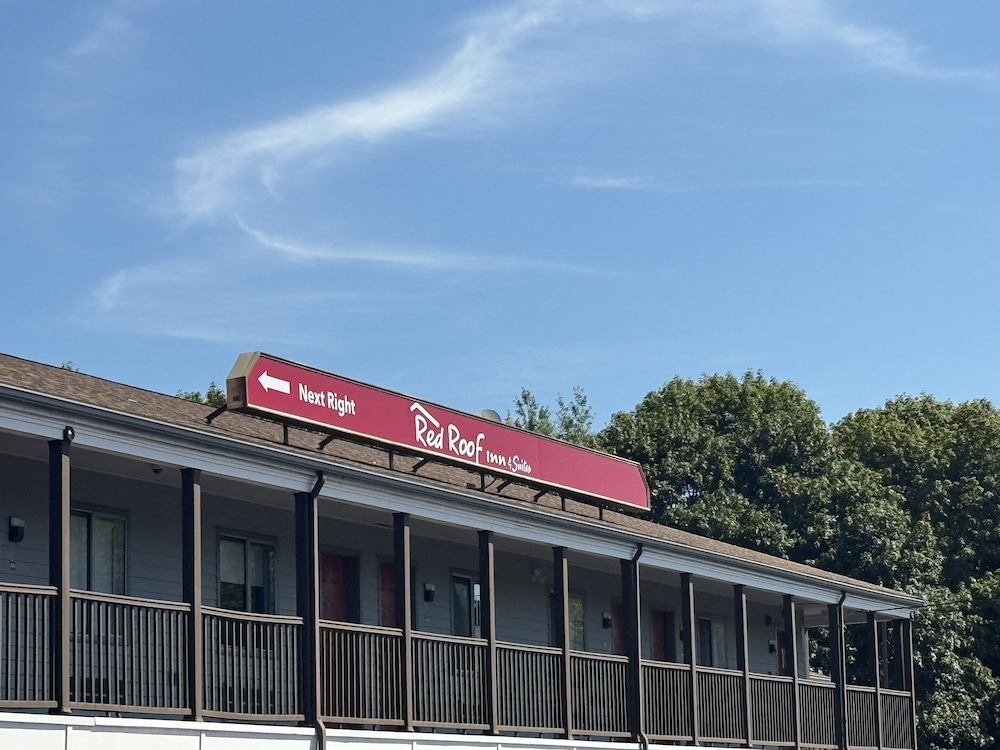 Red Roof Inn & Suites Swansea - photo 18