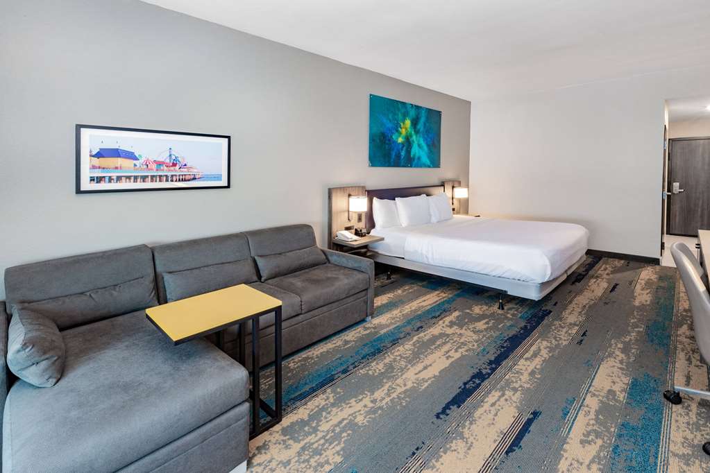 La Quinta Inn & Suites by Wyndham Galveston North at I 45 - photo 22