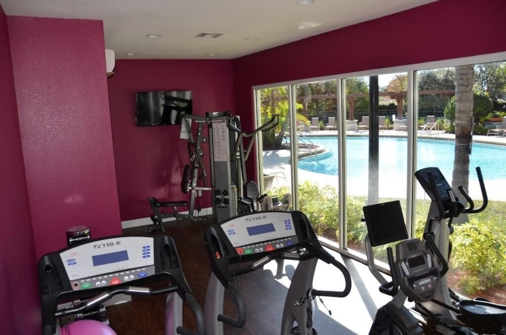 Lucaya 4 Bedrooms 4 Baths Townhome Spacious Living Room - photo 16