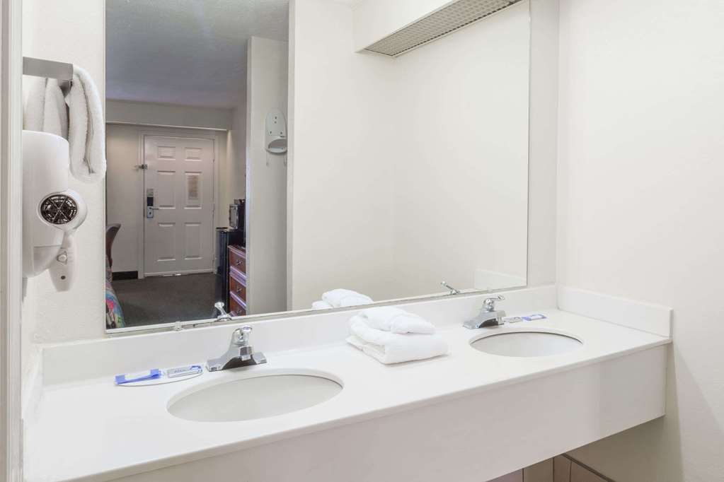Days Inn by Wyndham Petersburg South Fort Lee - photo 4