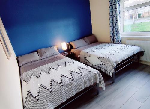 Sherlock's House Melbourne Sleep up to 9 guests Private free parking for 3 vehicles Families visiting Alton Tower Twycross Zoo Dogs friendly Enclose rear garden Fast WiFi Idea for Contractors Relocation and Insurance stay — 4-Star Luxury Hotel in Burton Upon Trent, United Kingdom