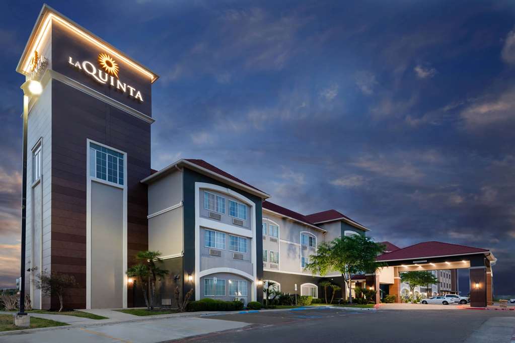 La Quinta Inn & Suites by Wyndham Laredo Airport - photo 4