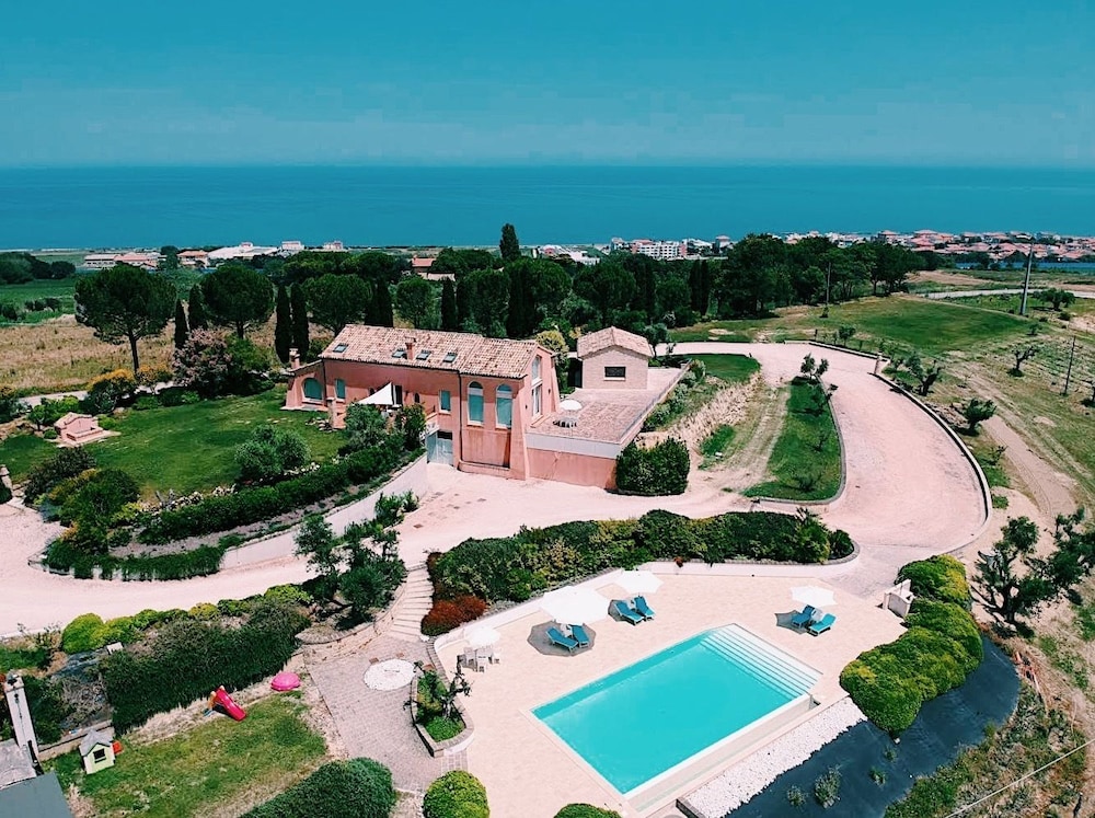 Nontiscordardimé B&B Villa Agriturismo — 4-Star Luxury Hotel in Civitanova Marche, Italy