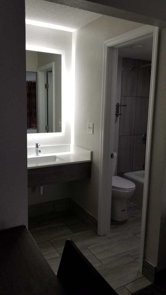 Days Inn & Suites by Wyndham Charleston Airport West - photo 13