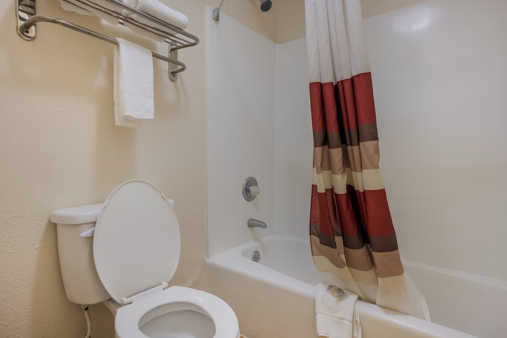 Red Roof Inn & Suites Statesboro University - photo 24