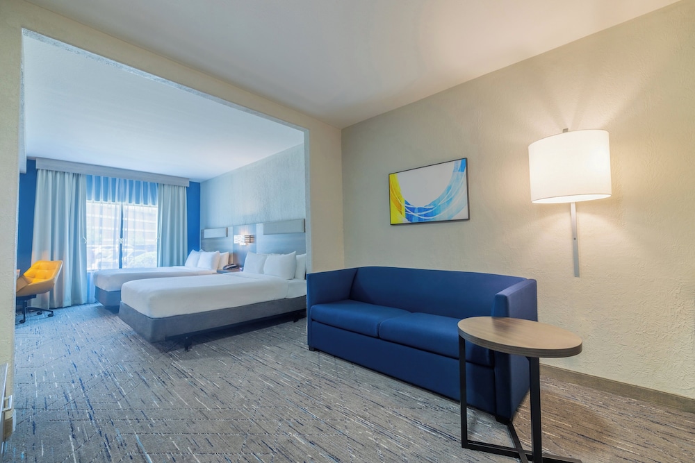 Holiday Inn Express and Suites Kansas City Airport by IHG - photo 11