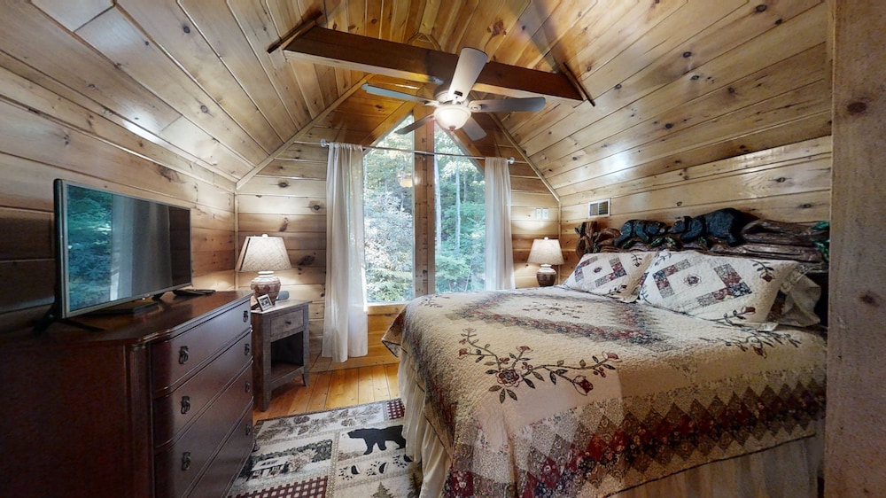 Wuzzy's Flophouse - last minute hotel in Sevierville