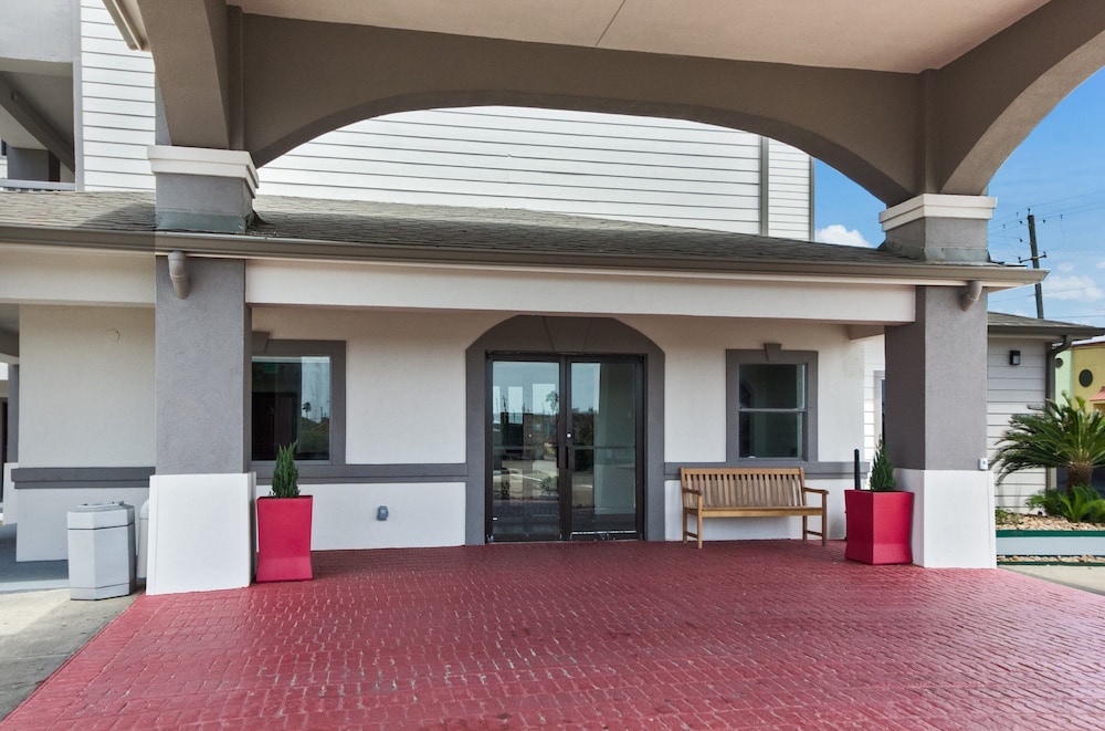 Red Roof PLUS Galveston Beachfront - photo 32