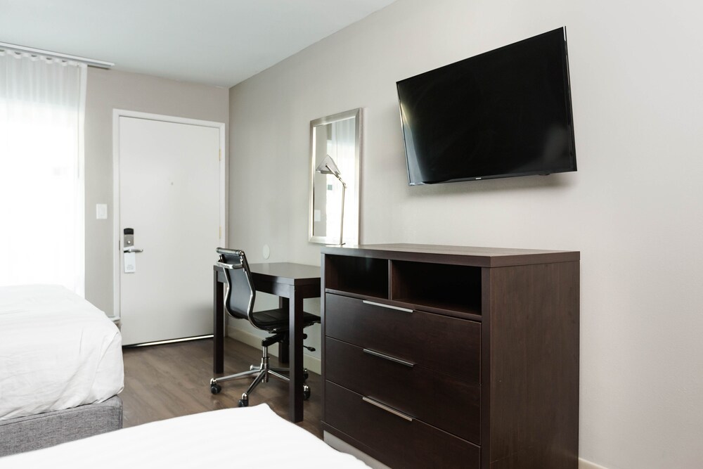 Vagabond Inn Oxnard - photo 4