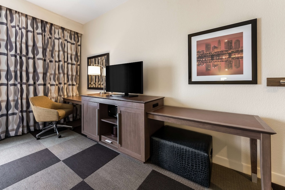 Hampton Inn by Hilton Columbus I 70E Hamilton Rd - photo 12