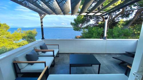 Nautilus Bay Holiday home with 5 rooms on the beach for 2 9 persons — 4-Star Luxury Hotel in Jelsa, Croatia