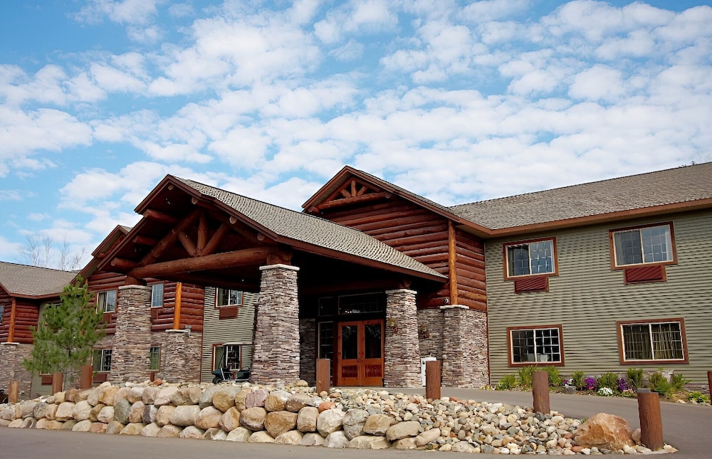 Whitefish Lodge And Suites 4449582 — Cross Lake