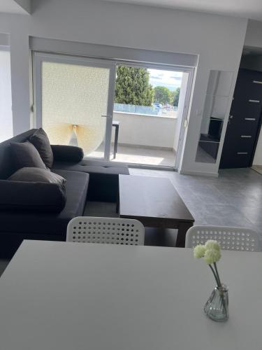 Moderne Residenz mit mehreren Balkonen — 4-Star Luxury Hotel in Biograd Na Moru, Croatia