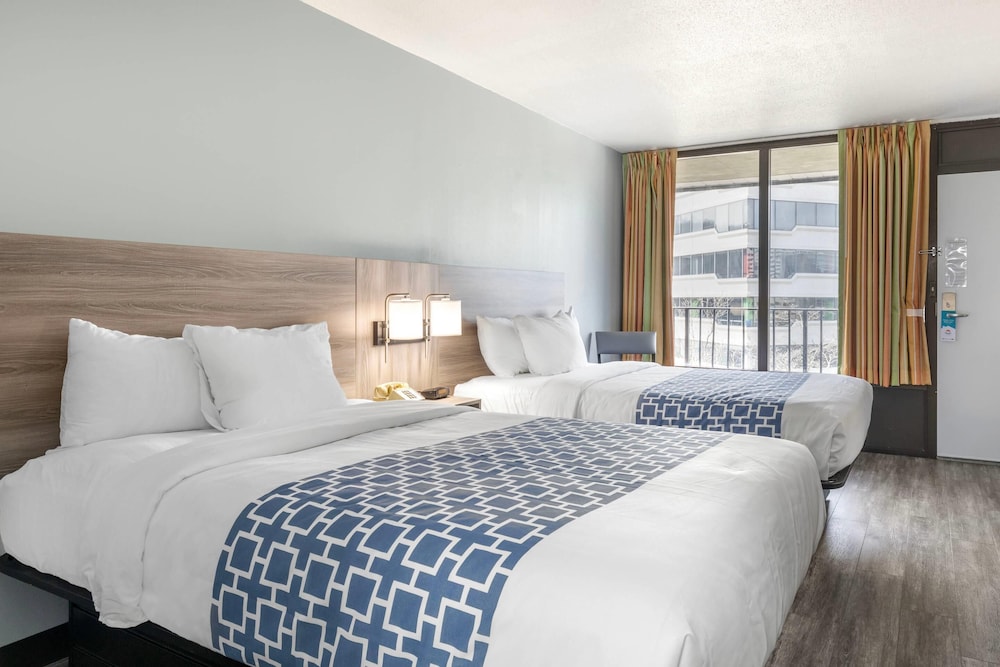 Suburban Studios Tysons Corner - photo 9