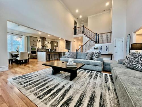 NEW big beautiful Executive Home Liberty Twp — 4-Star Luxury Hotel in Middletown, United States