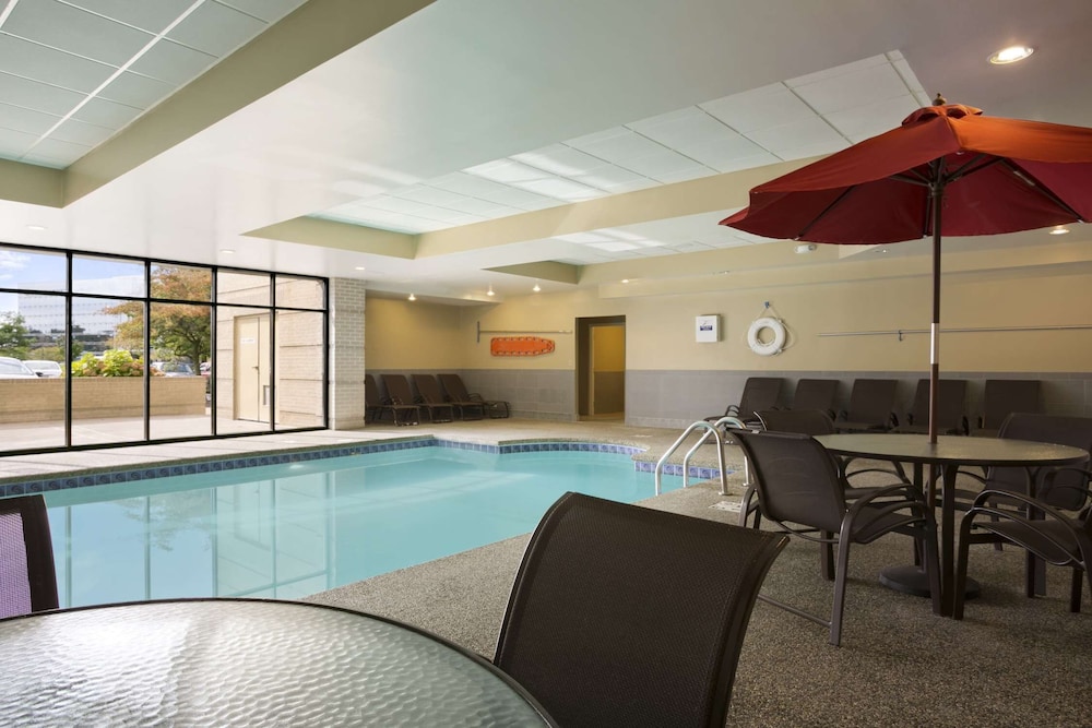Embassy Suites by Hilton Cleveland Beachwood - photo 14