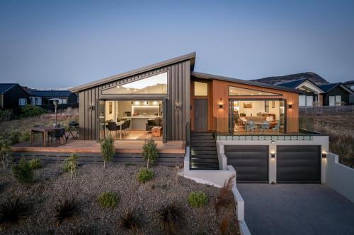 Wanaka easy living with incredible lake views — 4-Star Luxury Hotel in Wanaka, New Zealand