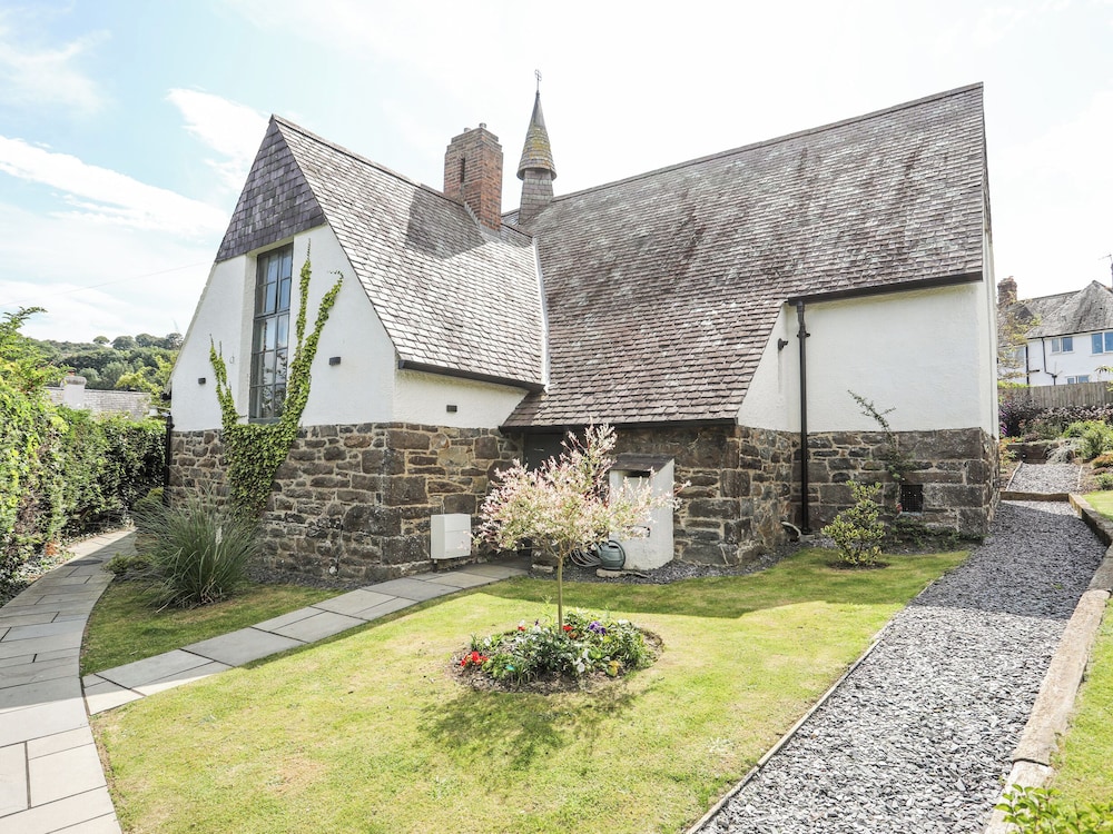 The Old School - carbon neutral hotel in Conwy