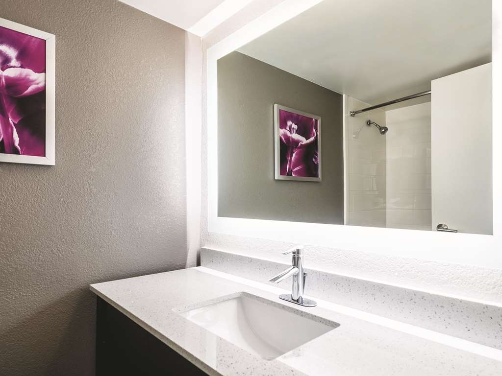 La Quinta Inn & Suites by Wyndham Cincinnati Sharonville - photo 16
