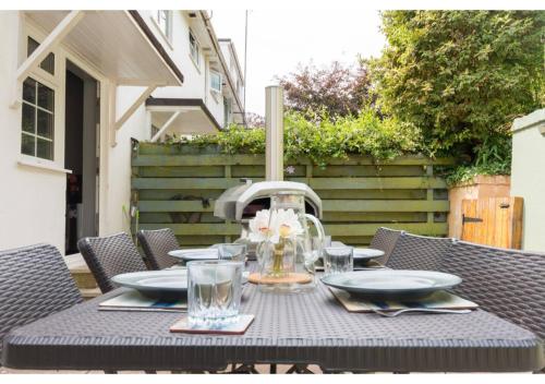 Hollywater Cheerful 3 bedroom home in Close with Pizza Oven — 4-Star Luxury Hotel in Torquay, United Kingdom
