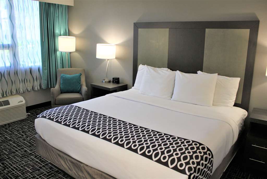 La Quinta Inn & Suites by Wyndham Indianapolis Downtown - photo 11