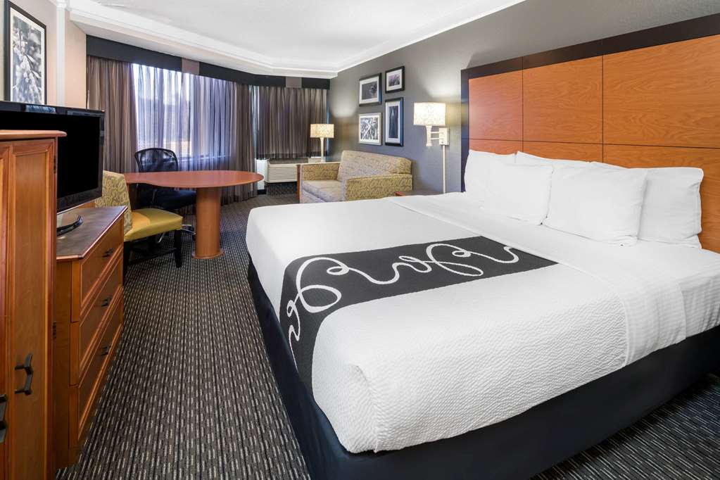 La Quinta Inn & Suites by Wyndham Buena Park - photo 18