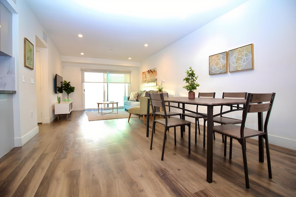 Los Angeles Premium City Suites Free Secured Parking - photo 8