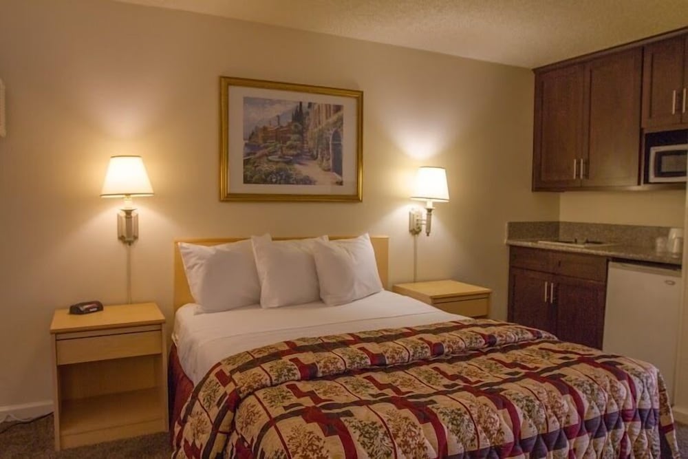 California Suites Hotel - photo 10