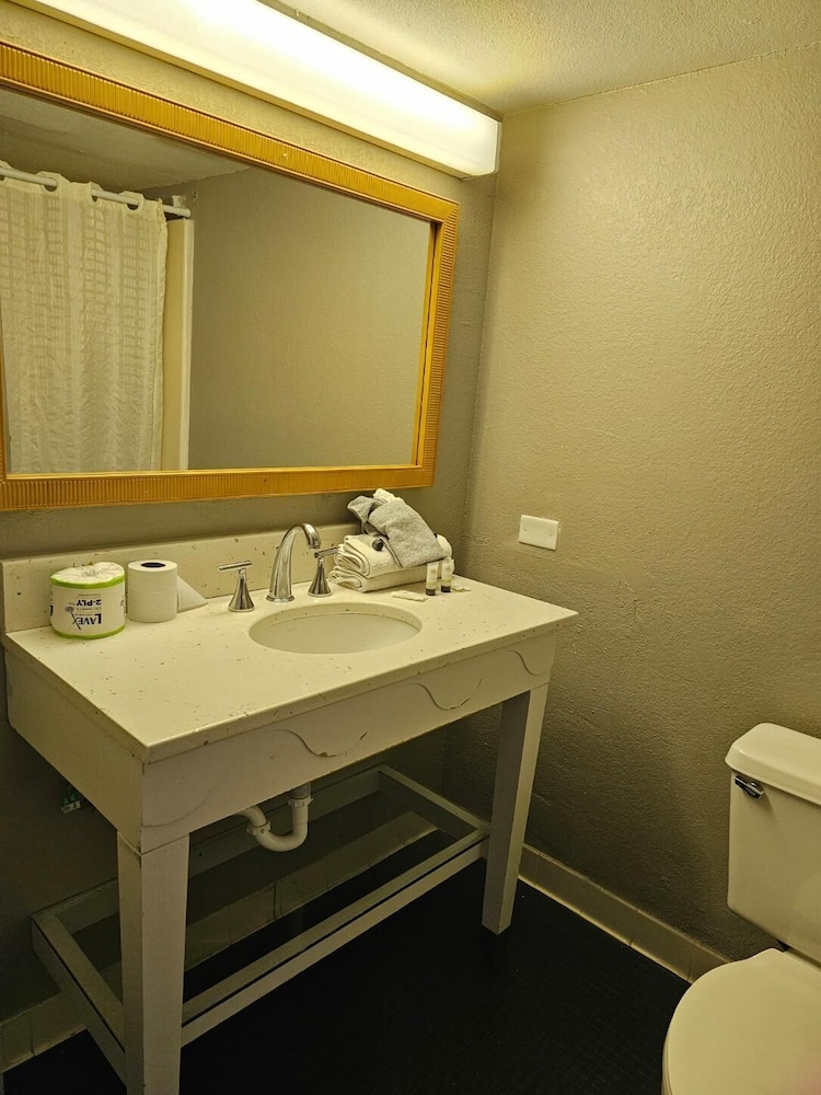 Madison Inn and Suites - photo 44
