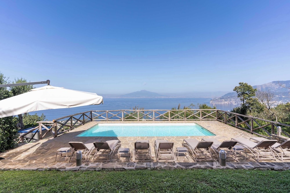Villa Giulia Boutique Views Pool and Guest Services by Feeling Italy — 4-Star Luxury Hotel in Sorrento, Italy