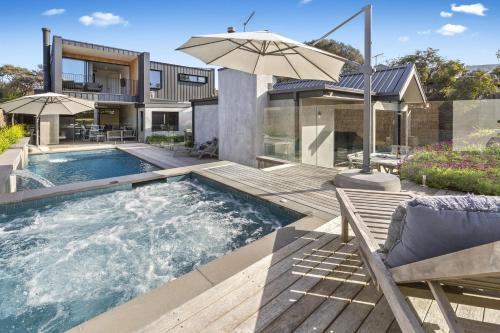Cambridge Gardens Sorrento Luxury with Gas Heated Spa Solar Heated Pool in Sorrento, Australia