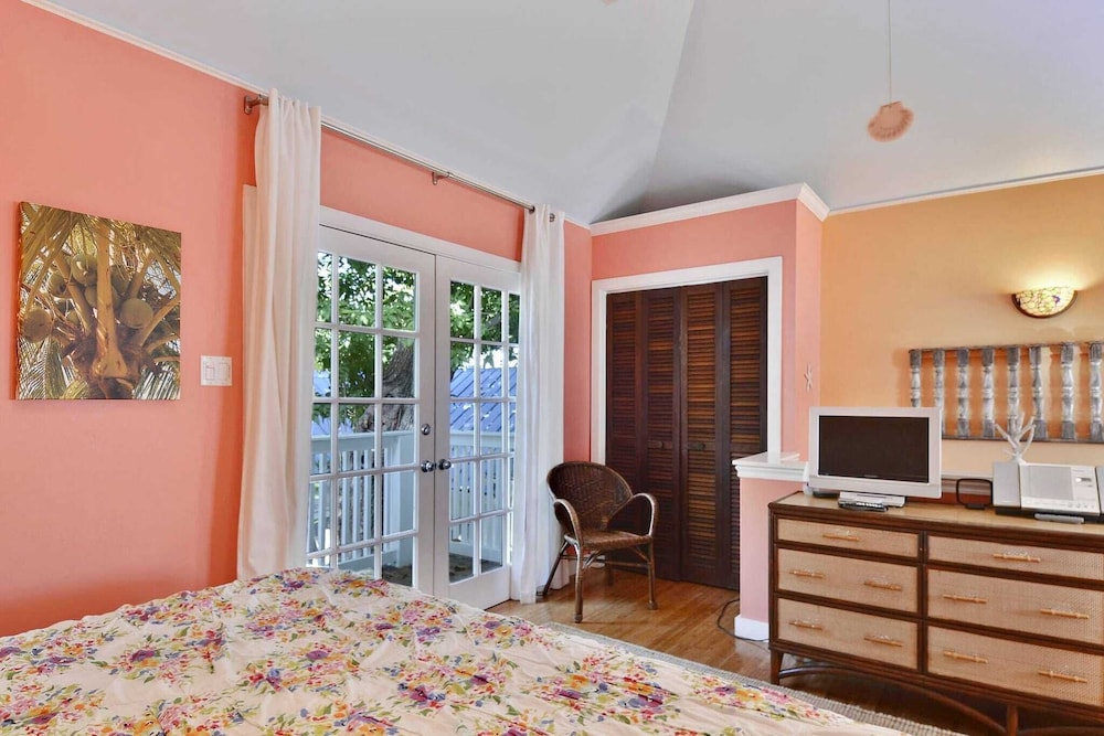 Tranquility by Avantstay Close to Duval St w BBQ & Shared Pool - photo 2