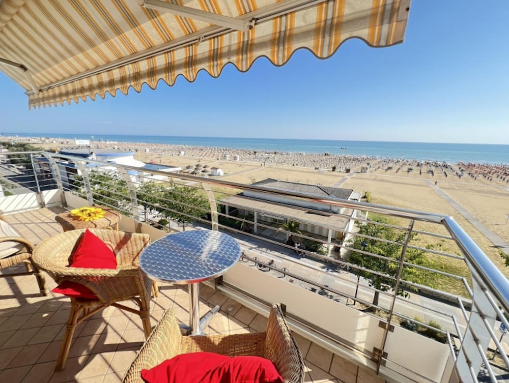 Cozy flat with sea view balcony Beahost Rentals — 4-Star Luxury Hotel in Bibione, Italy