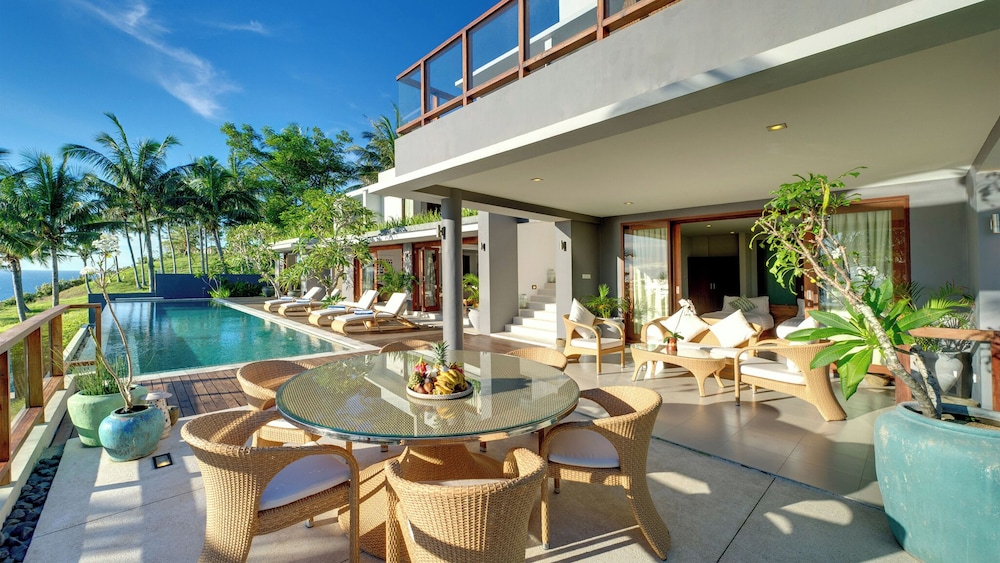 Malimbu Cliff Villa — 4-Star Luxury Hotel in Senggigi, Indonesia