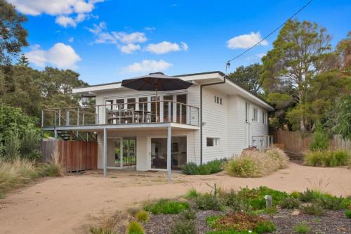 Coastal White House — 4-Star Luxury Hotel in Point Lonsdale, Australia