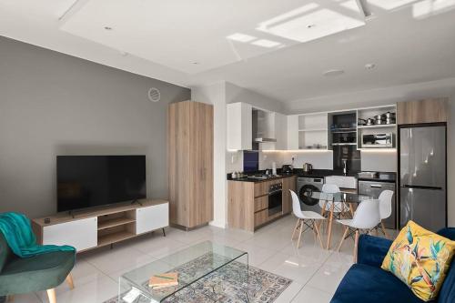 The Median Rosebank Luxury Apartment Building with Generator — 4-Star Luxury Hotel in Johannesburg, South Africa