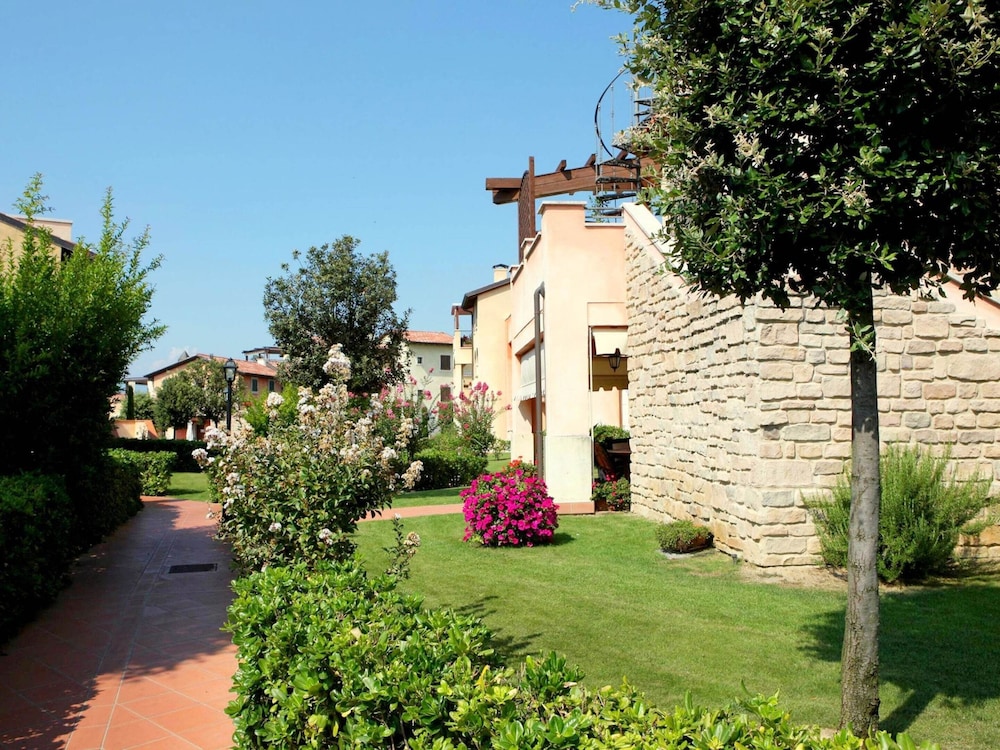 Nice Apartment on Ground Floor near Peschiera — 4-Star Luxury Hotel in Peschiera Del Garda, Italy