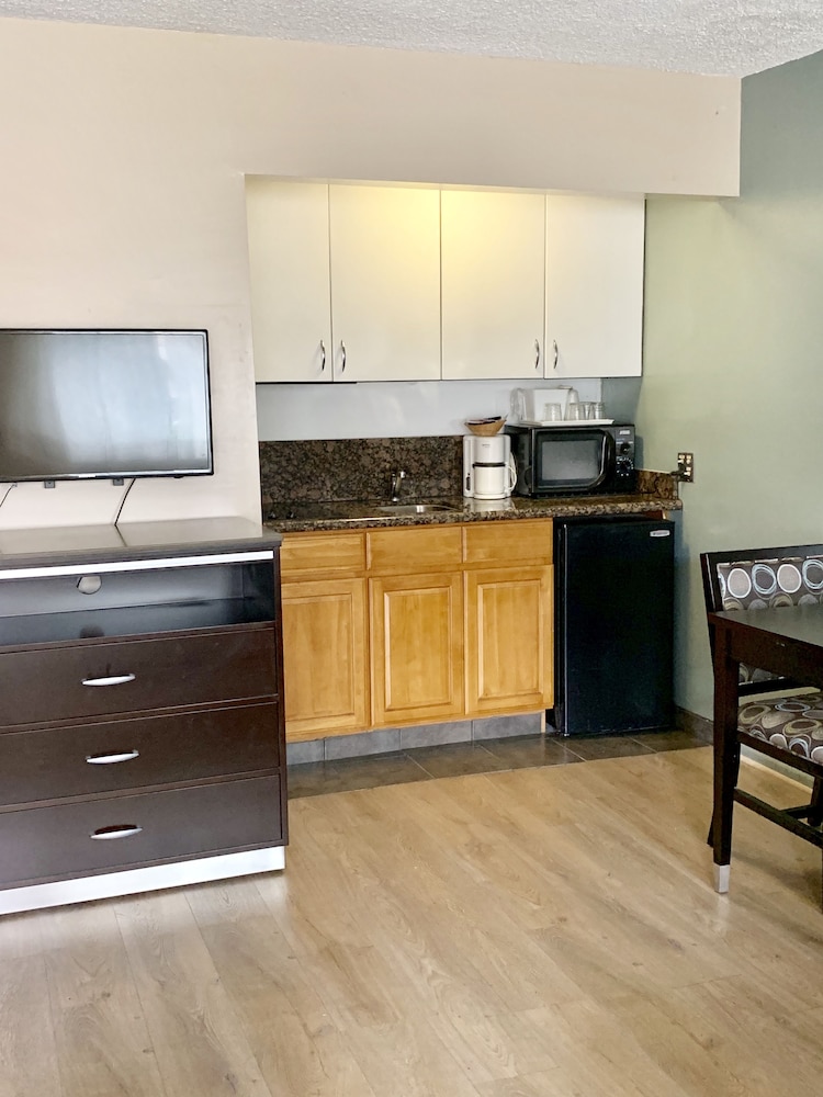 Olive Tree Inn & Suites by Howard Johnson WYNDHAM - photo 18