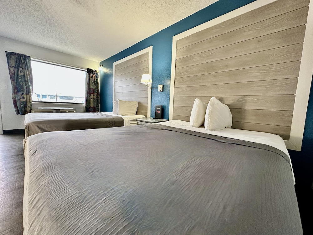 Ozark Inn & Suites - photo 6