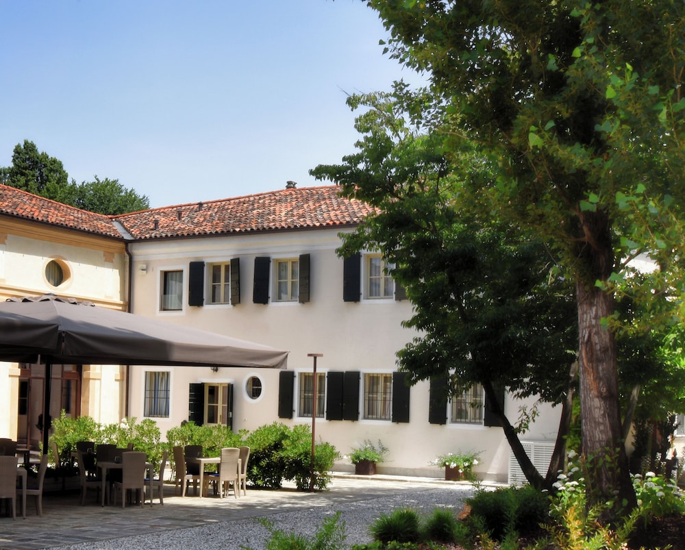 Dependance del Brenta — 4-Star Luxury Hotel in Fiesso D'artico, Italy