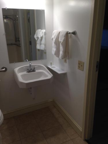 McCoy's Inn - photo 18