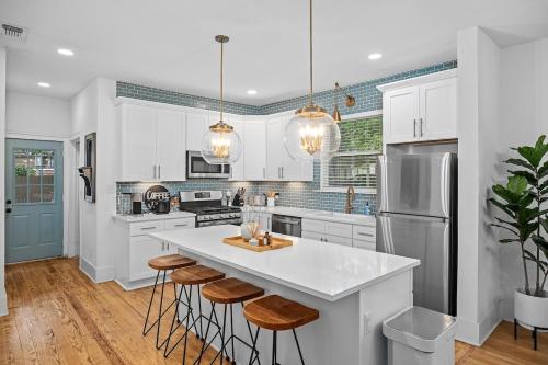 House on Cora Sleeps 10 Hot Tub & Walk to Main — 4-Star Luxury Hotel in Fredericksburg, United States