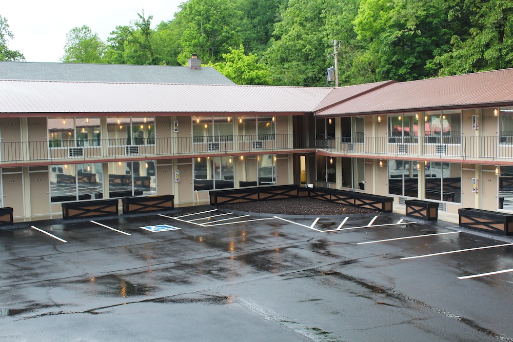 Sleepy Bear Motel - photo 18
