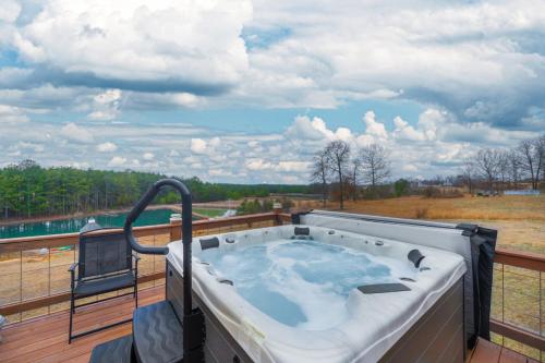 Fall Foliage Retreat: Hot Tub Kayaks & Pond Deck — 4-Star Luxury Hotel in Bryant, United States