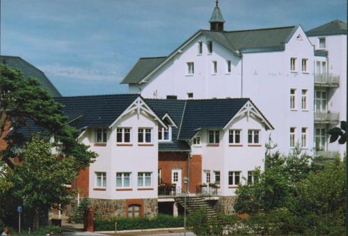 Haus Roseneck 60 m zum Strand Ferienwohnung 4 — 4-Star Luxury Hotel in Ostseebad Zinnowitz, Germany