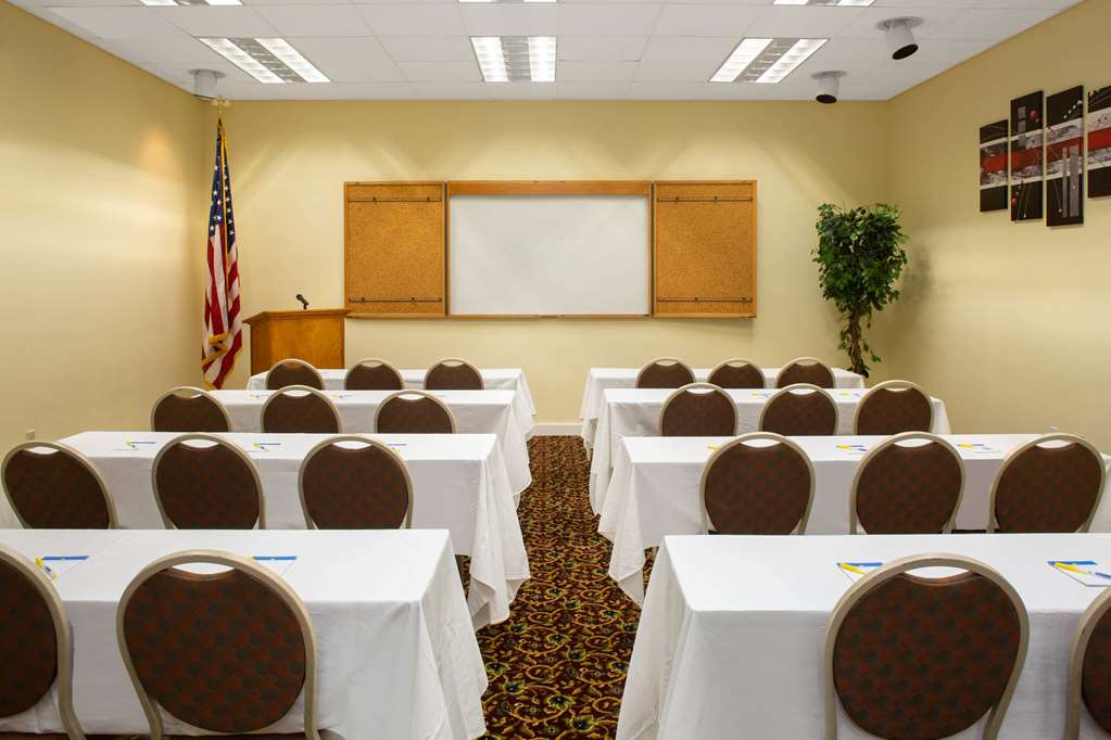 Days Inn & Suites by Wyndham Tallahassee Conf Center I 10 - photo 23