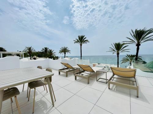 Golden Mile Front Line Beach Resort — Marbella