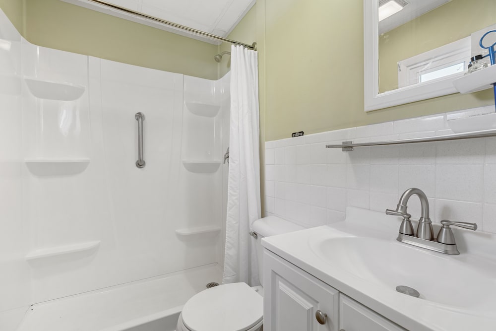 The Beaches Motel & Cottages - photo 39