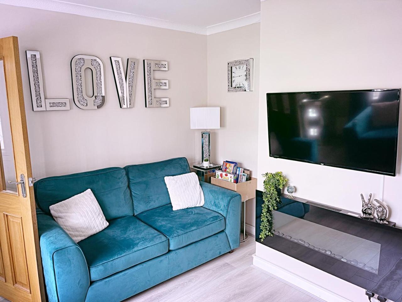 The Serene Stays Sleeps 6 with Garden — 4-Star Luxury Hotel in Oldham, United Kingdom