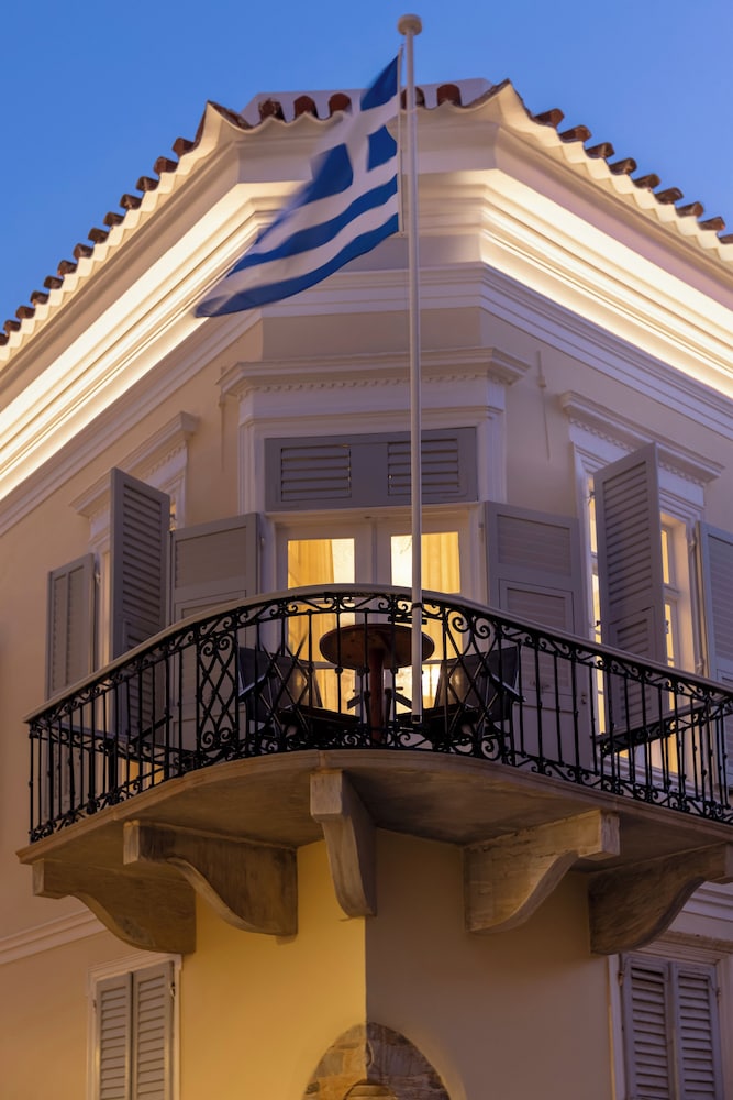6 Roosevelt Str. in Ano Syros, Greece